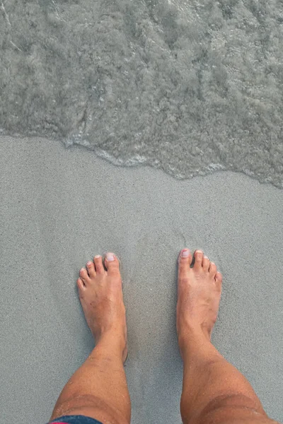 Piedi Sulla Sabbia Grigia Una Spiaggia — Foto Stock