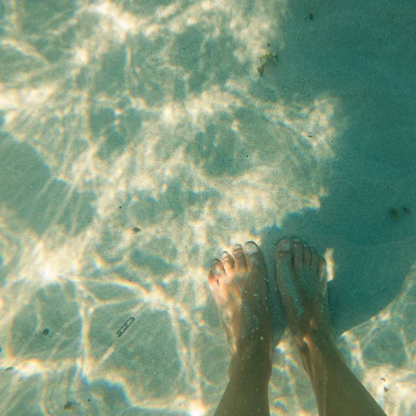 Pies Blancos Relajando Sus Dedos Arena Blanca Una Playa — Foto de Stock