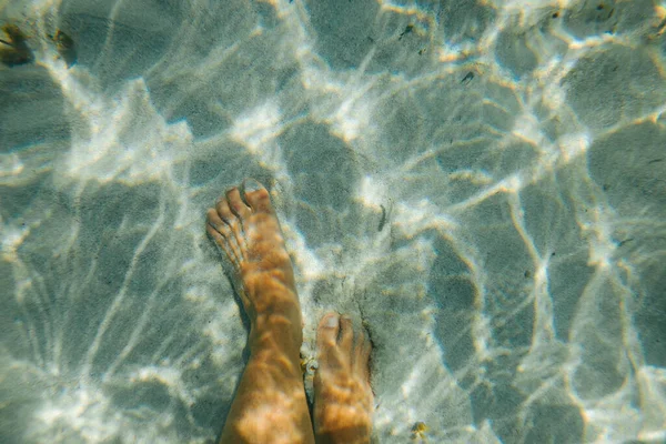 Белые Ноги Расслабляют Свои Пальцы Белом Песке Пляжа — стоковое фото