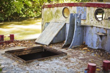 paslı eski bir tekne