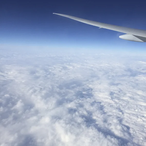 Flygande över ett molnlandskap — Stockfoto