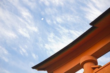 Bulutlu bir günde ve bir Shinto Tapınağı üzerine ay ışığı