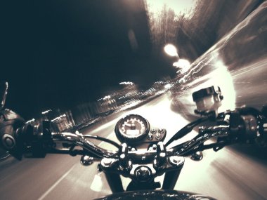 Gece şehirde sürüş