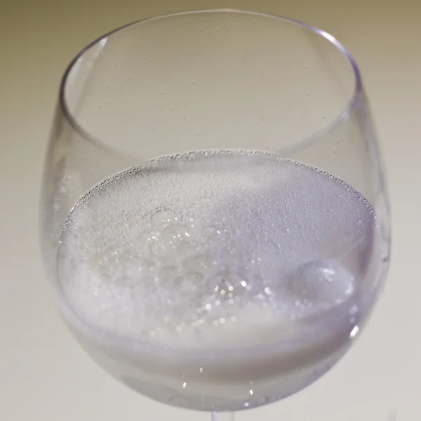 Bebida de espuma em um copo de vinho — Fotografia de Stock