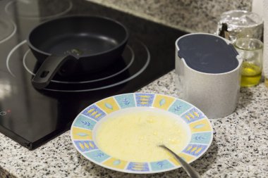 Yerli bir mutfak bir omlet hazırlama