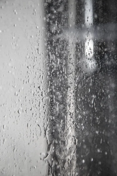 Woda spada pod prysznicem — Zdjęcie stockowe