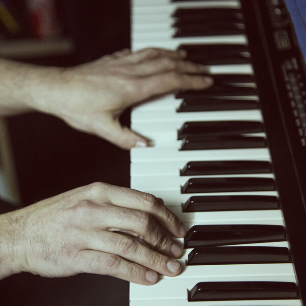 руки играют на пианино
