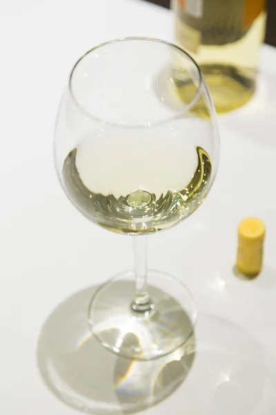 Vinho branco em um copo de vinho em uma cena vintage — Fotografia de Stock