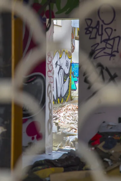 Городское искусство на заброшенном здании — стоковое фото