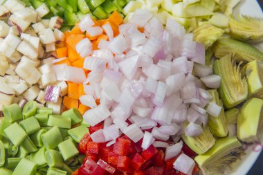 Çiğ sebze con dices üzerinde