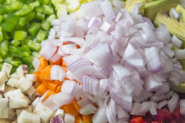 Çiğ sebze con dices üzerinde