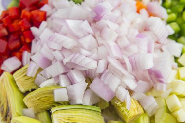 Çiğ sebze con dices üzerinde