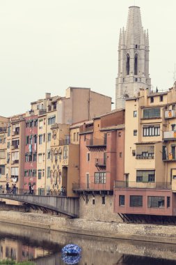 Girona manzarası evleri nehirde, Catalonia.