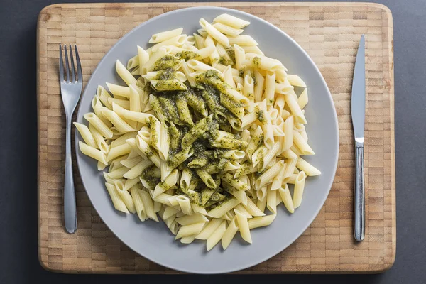 Sabrosa comida italiana de pasta sobre un fondo de madera — Foto de Stock
