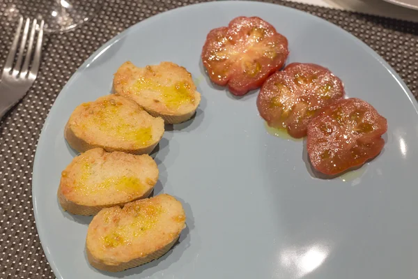 Brot in Scheiben mit Tomate auf einem grauen Teller — Stockfoto