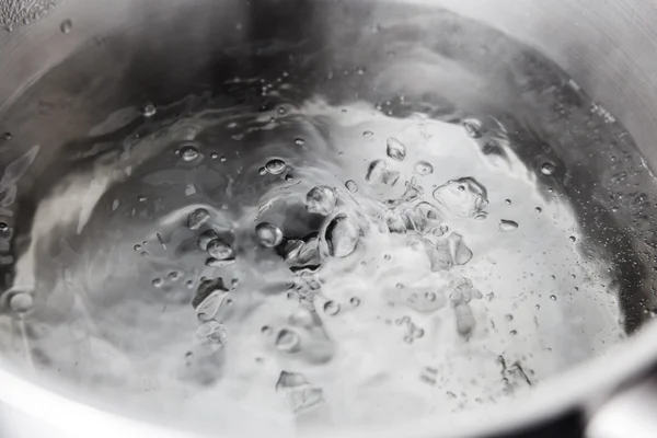 Água fervente em uma panela cinza — Fotografia de Stock