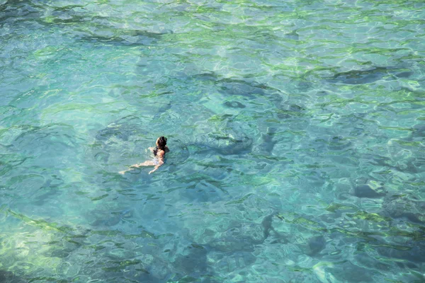 Banho no Mar Mediterrâneo azul-turquesa — Fotografia de Stock