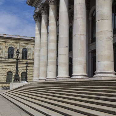 Büyük taş sütunlar cephe bina