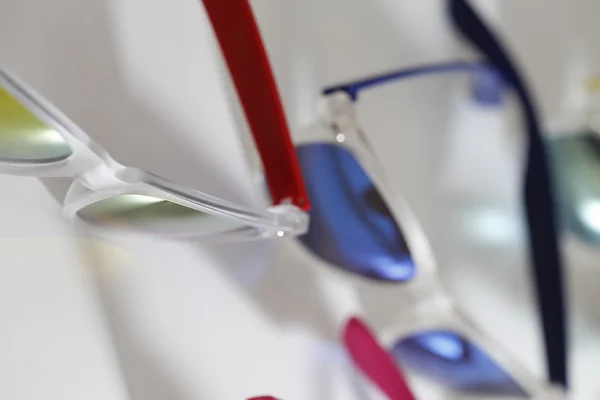 Beyaz bir arka plan üzerinde moda renkli Güneş gözlükleri — Stok fotoğraf