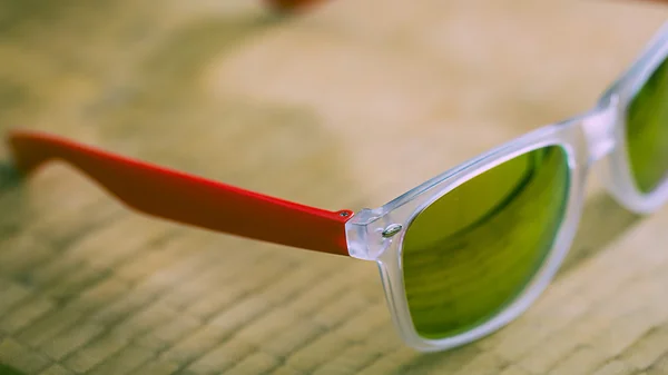 Ahşap arka plan üzerinde kırmızı moda güneş gözlüğü — Stok fotoğraf