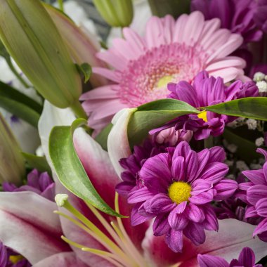 Yeşil ve mor çiçekler çiçek buketi yakın bırakır