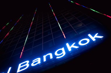 Bangkok Neon harflerle yazıldı Neon ışıklı bir cephe üzerine Geceleri şehir manzarası