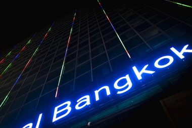 Bangkok Neon harflerle yazıldı Neon ışıklı bir cephe üzerine Geceleri şehir manzarası