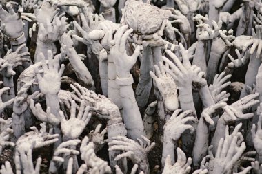 Birçok insan eli ve kolu zombi sahnesinde bir şey yakalamaya çalışıyor.