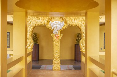 Tayland 'da güzel bir Budist tapınağının altın cephe girişi.