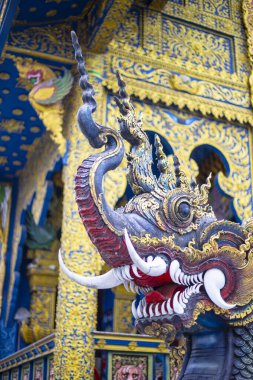 Tayland, Chiang Rai 'de mavi bir tapınakta fil ejderhası sihirli bir yaratık.