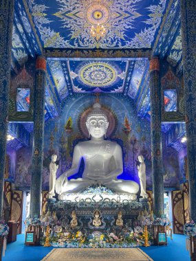 Beyaz porselen Buda heykeli Tayland 'ın Chiang Rai kentindeki ünlü mavi tapınakta.