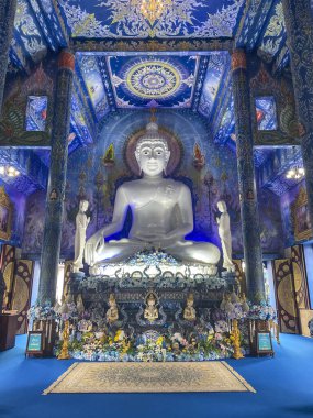 Beyaz porselen Buda heykeli Tayland 'ın Chiang Rai kentindeki ünlü mavi tapınakta.