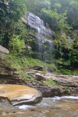 Chiang Rai, Tayland 'da ulusal koruma altındaki bir parktaki güzel şelale manzarası.