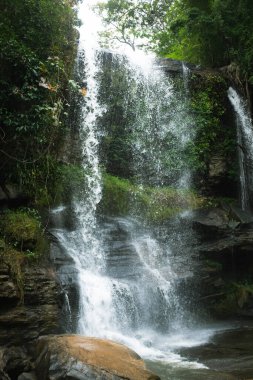 Ob Khan Ulusal Parkı 'nda güzel bir şelale ormandaki Chiang Rai, Kuzey Tayland