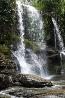 Ob Khan Ulusal Parkı 'nda güzel bir şelale ormandaki Chiang Rai, Kuzey Tayland