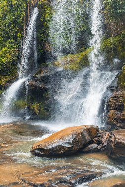 Ob Khan Ulusal Parkı 'nda güzel bir şelale ormandaki Chiang Rai, Kuzey Tayland
