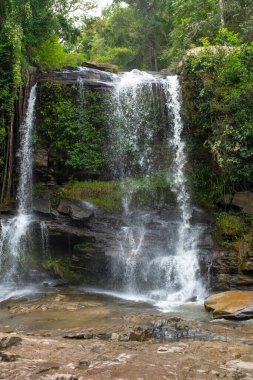 Chiang Rai, Tayland 'daki Ob Khan Ulusal Parkı' nın yeşil ormanında güzel bir şelale.
