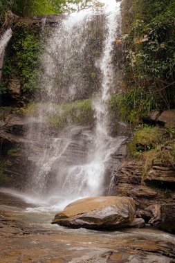 Chiang Rai, Tayland 'daki Ob Khan Ulusal Parkı' nın yeşil ormanında güzel bir şelale.