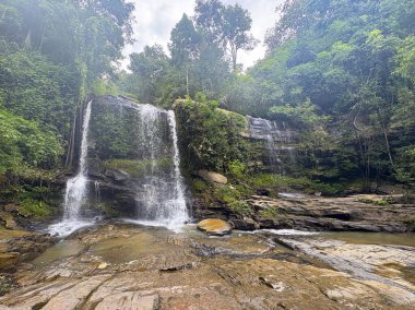 Chiang Rai, Tayland 'daki Ob Khan Ulusal Parkı' nda güzel bir manzara şelalesi.