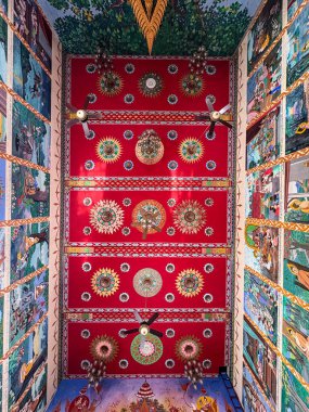 Tayland 'daki Koh Samui Adası' ndaki Wat Plai Laem tapınağının güzel kırmızı çatısı.