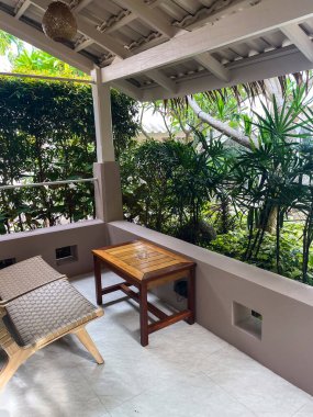 Yeşil orman bitkileriyle kaplı küçük balkon onu güzel bir bakış açısı yapıyor.