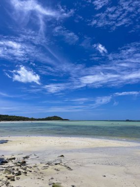 Chaweng Sahili, Koh Samui, Tayland 'da beyaz kumlu, güneşli bir sahil manzarası.