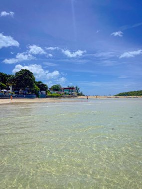 Chaweng, Koh Samui Adası, Tayland 'ın tropikal beyaz kumsalındaki berrak ve şeffaf sular.