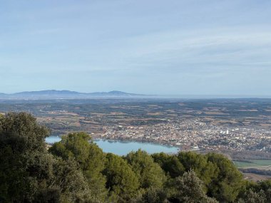 Banyoles Gölü 'nün tepesinden manzara ve Girona, Katalonya' daki düzlükler