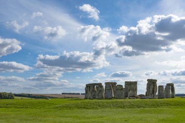İngiltere 'nin Cotswolds kentindeki yeşil bir çayırdaki tarihi eser kalıntısı Stonehenge.