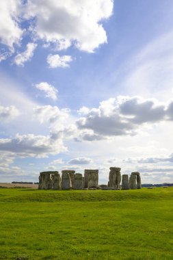İngiltere 'nin Cotswolds kentindeki yeşil bir çayırdaki tarihi eser kalıntısı Stonehenge.
