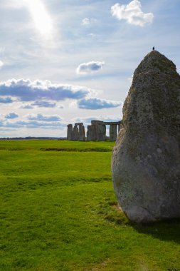 İngiltere 'nin Cotswolds kentindeki yeşil bir çayırdaki tarihi eser kalıntısı Stonehenge.