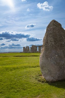 İngiltere 'nin Cotswolds kentindeki yeşil bir çayırdaki tarihi eser kalıntısı Stonehenge.