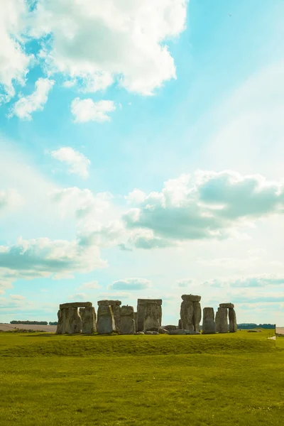 İngiltere 'nin Cotswolds kentindeki yeşil bir çayırdaki tarihi eser kalıntısı Stonehenge.