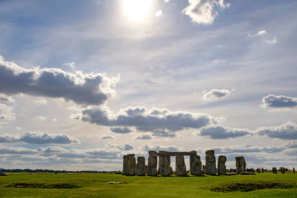 İngiltere 'nin Cotswolds kentindeki yeşil bir çayırdaki tarihi eser kalıntısı Stonehenge.